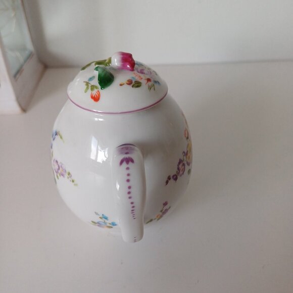 Beautiful 1985 Franklin Mint MENNECY Fine Porcelain Floral Mini Teapot - Picture 3 of 16